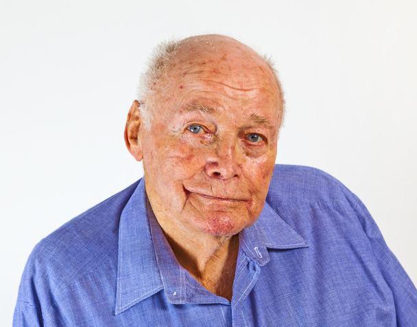 Портрет улыбающегося счастливого пожилого человека
 - Фото, изображение