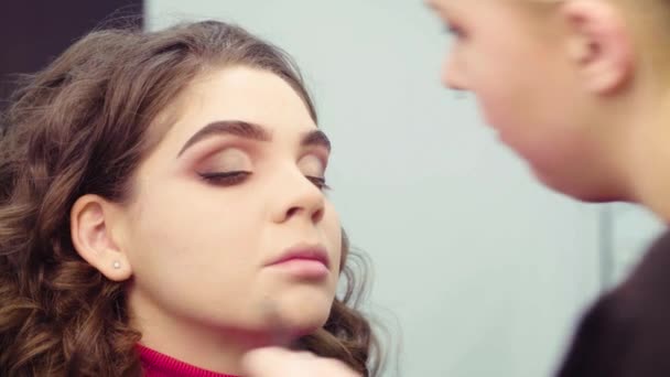 Makeup artist painting black eyeliner on the eyes - Metraje, vídeo