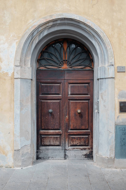 Ancient wooden door in Italy - Foto, Bild