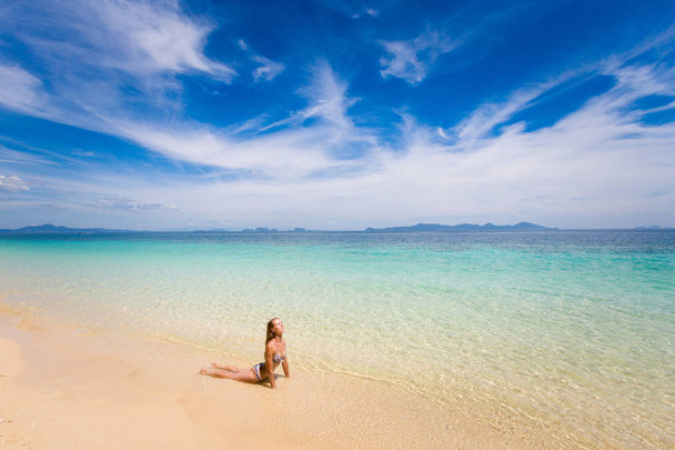 Йога на тропическом пляже Таиланда
 - Фото, изображение