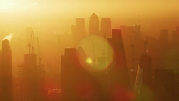 Vista aérea del amanecer con sol resplandor sol sobre el horizonte del distrito financiero de Londres y rascacielos comerciales Inglaterra Reino Unido
  - Imágenes, Vídeo