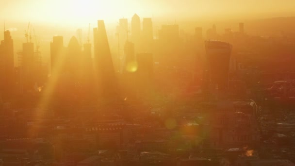 Aerial sunrise view sunshine over London city commercial skyscrapers Canary Wharf Gherkin Cheesegrater Walkie Talkie England Reino Unido
  - Filmagem, Vídeo