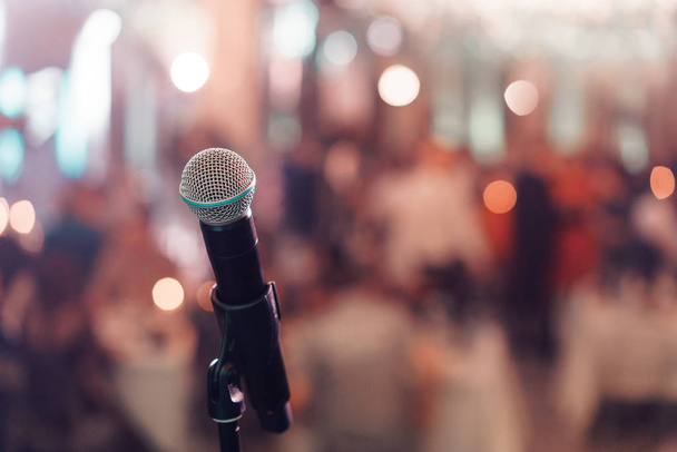 Primer plano micrófono en el escenario en la sala de conciertos restaurante o sala de conferencias. Fondo borroso. Copiar espacio
 - Foto, Imagen
