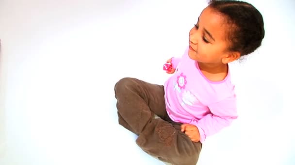 sevimli küçük Afrikalı-Amerikalı kız bir zar rolling - Video, Çekim