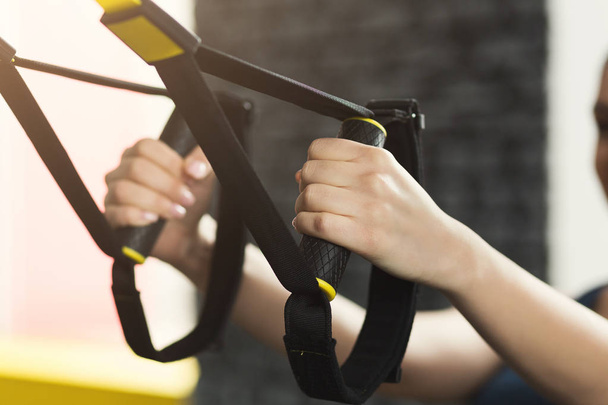 Vrouw uitvoeren Trx suspension training in de sportschool - Foto, afbeelding