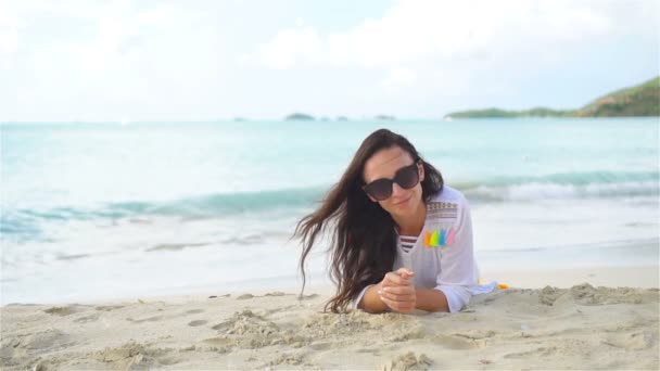 Νεαρή όμορφη γυναίκα στην παραλία κατά τη διάρκεια τροπικών διακοπών - Πλάνα, βίντεο