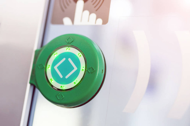 Groene ronde druk op de knop met de pijlen. Transparante deur tussen de rijtuigen in IC-trein - Foto, afbeelding