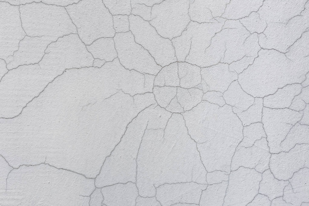 Het patroon van witte vuile gebarsten muur. Rechte scheurtjes. Directe breuk op geschilderde oppervlak. Cellen horizontalis - Foto, afbeelding