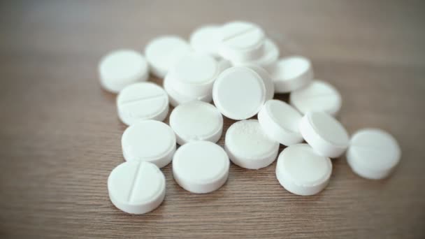 Pile of round white tablets on the table. - Séquence, vidéo