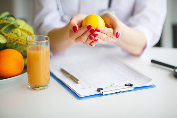Foto conceptual de una nutricionista femenina con frutas en el Des
 - Foto, Imagen