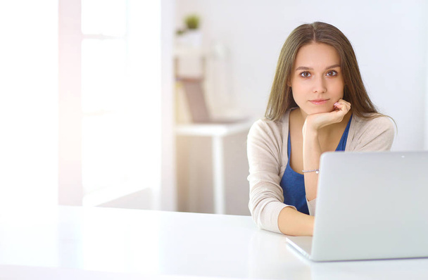 Gyönyörű fiatal nő, laptop számítógép használata a pultnál - Fotó, kép