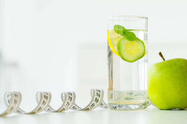 grüne Äpfel, Glaswasser mit Minzblättern, Zitrone und Gurke,  - Foto, Bild