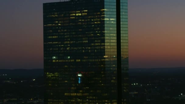 Εναέρια νύχτα φωτίζεται σούρουπο θέα John Hancock πύργο του ουρανοξύστη οικονομική περιοχή της πόλης Πόλη κτίριο Boston Usa Μασαχουσέτη - Πλάνα, βίντεο
