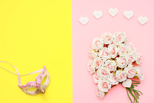 Różowe i białe róże, kształt serca kamienie i maseczka na płasko świeckich papieru, szczęśliwy dzień matki - Zdjęcie, obraz