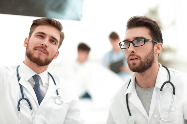 Dos doctores mirando rayos X
. - Foto, imagen