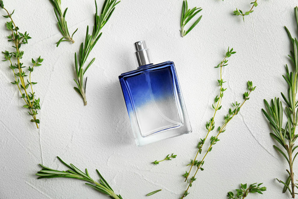 Beautiful composition with bottle of perfume on white background, flat lay - Foto, Imagen