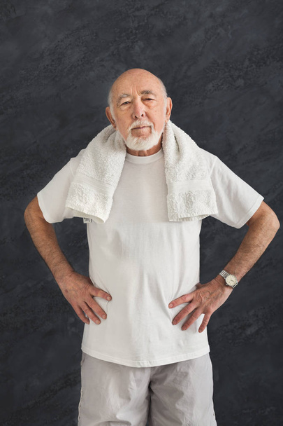 Homem idoso confiante em sportswear com toalha
 - Foto, Imagem