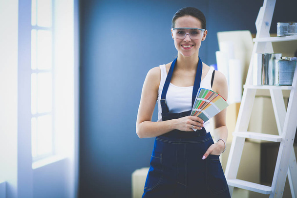 Happy beautiful young woman doing wall painting - Photo, image