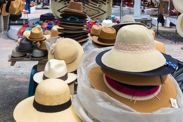 klobouky na trhu Otavalo - Fotografie, Obrázek
