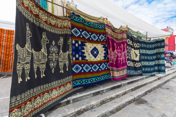 alfombras en el mercado de Otavalo
 - Foto, Imagen