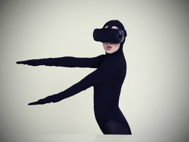 VR show of a woman in black - Фото, зображення