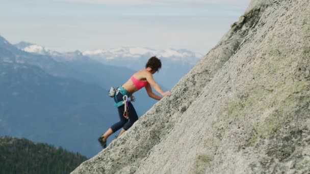 Νέοι γυμναστήριο Καυκάσιος αμερικανικό θηλυκό περιπέτεια ορειβάτης ροκ αναρρίχηση Mount Habrich στην κοιλάδα Squamish Καναδά  - Πλάνα, βίντεο