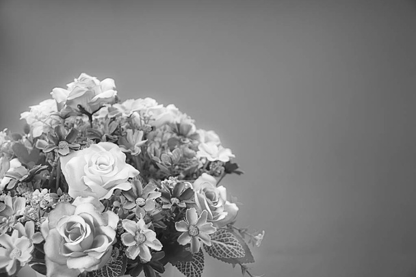 Ramo de rosas y espacio de copia de color gris, enfoque suave
. - Foto, imagen