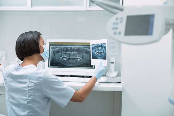 Female dentist holding an image - Foto, Imagen