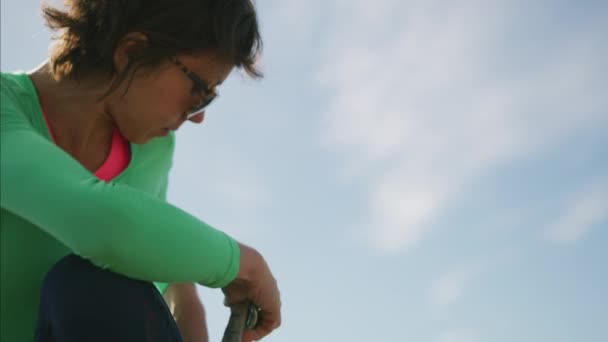 Ajuste Caucásico Americano mujer aventura escalador con gafas de sol preparación escalada Monte Habrich al aire libre Squamish Columbia Británica
  - Metraje, vídeo