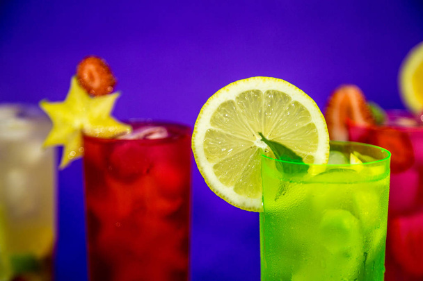 Juo hedelmiä virvokkeita jään
 - Valokuva, kuva