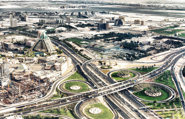 Vista aerea dello skyline del centro e dell'incrocio stradale principale dall'elicottero. La città attira 30 milioni di turisti ogni anno
. - Foto, immagini