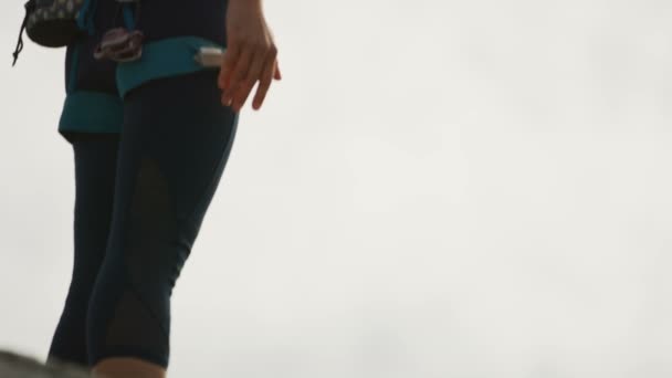 Młody athletic Kaukaska American kobieta przygoda wspinacz trudne sukces na Mt Habrich Squamish Kanada  - Materiał filmowy, wideo