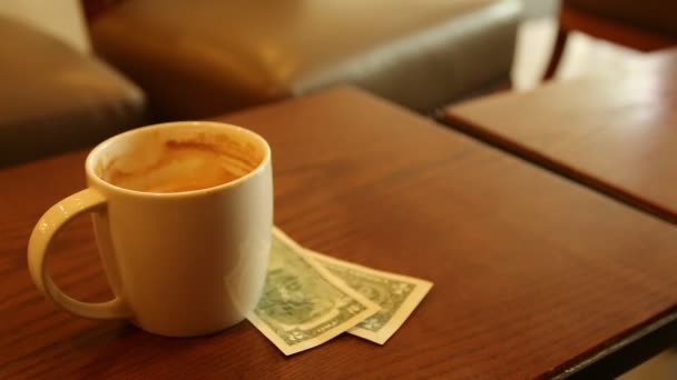 Koffie krant geld Business Concept in de ochtend - Video