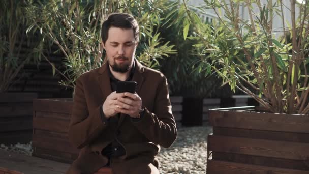 Homem conversando com amigos no parque
 - Filmagem, Vídeo