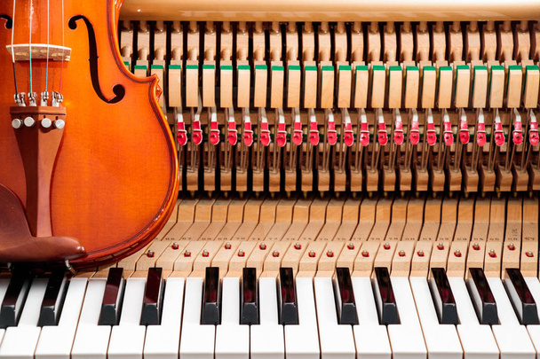 κλασικό βιολί καφέ στη στενή επάνω εικόνα πιάνο κλειδιά και εσωτερικό υπόβαθρο - Φωτογραφία, εικόνα