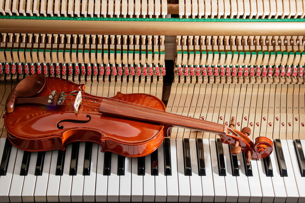 violon brun classique sur l'image rapprochée des touches de piano à queue et du fond intérieur
 - Photo, image