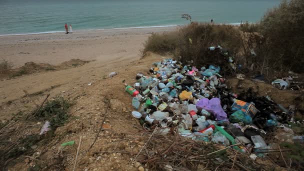 Мерзкая куча мусора в открытой природе. Загрязнение
 - Кадры, видео