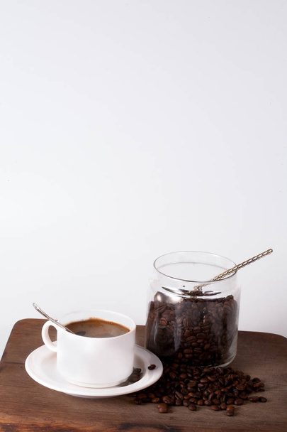 Kahve fincanı ve fasulye eski mutfak masasında. Copyspa ile Üstten Görünüm - Fotoğraf, Görsel