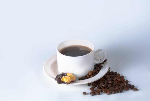 Coffee cup and beans. Top view with copyspa - Foto, Imagen