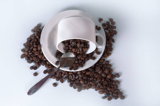 コーヒー カップと古い台所のテーブルの上に豆。Copyspa のトップ ビュー - 写真・画像