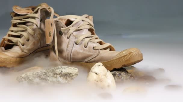 Leichen in Militäruniform auf Eis rauchen. der menschliche Schädel befindet sich neben der Militärmütze und den Stiefeln - Filmmaterial, Video