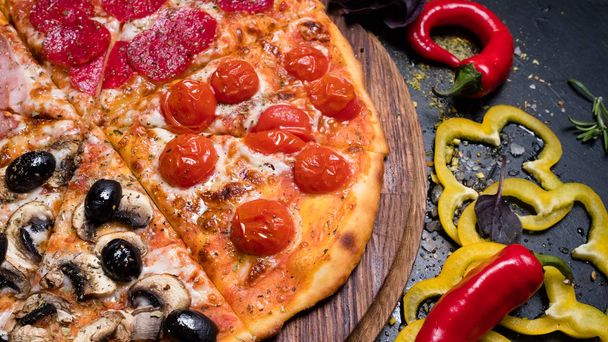 Italiaanse keuken maaltijd pizza eten quattro stagioni - Foto, afbeelding