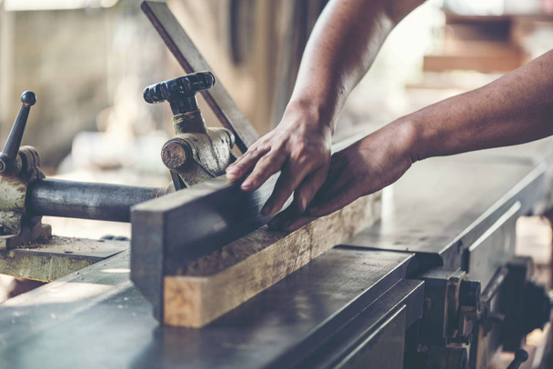 Imagen de fondo del taller de carpintería: mesa de trabajo de carpinteros con diferentes herramientas y soporte de corte de madera, imagen de filtro vintage
 - Foto, Imagen