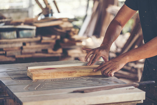 Imagen de fondo del taller de carpintería: mesa de trabajo de carpinteros con diferentes herramientas y soporte de corte de madera, imagen de filtro vintage
 - Foto, Imagen