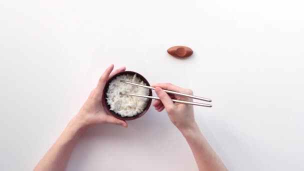 žena s hůlkami jíst rýži. detail. - Záběry, video