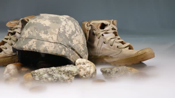 Cesetleri buzda askeri üniformalı duman. İnsan kafatasının askeri kap ve boots yanında. - Video, Çekim