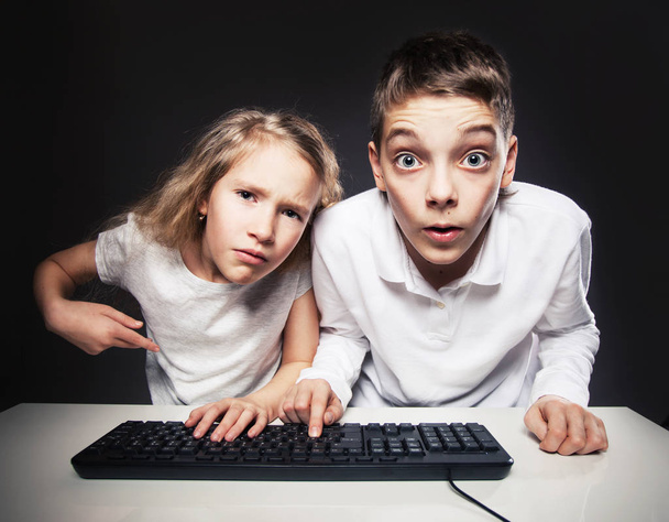 Surprised children looking at a computer - Фото, зображення