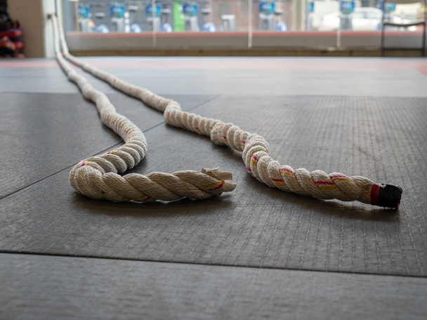 Ejercicio de cuerdas de batalla unido a la pared, vista al nivel del suelo
 - Foto, Imagen