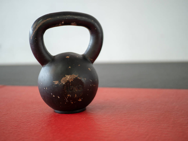 10 kg kettle bell sitting on gym mat - Fotografie, Obrázek