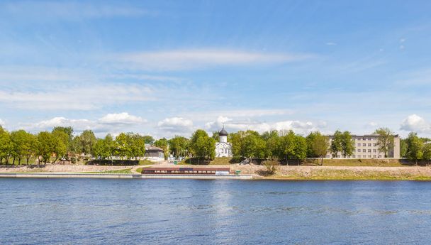 プスコフのヴェリーカヤ川の堤防 - 写真・画像